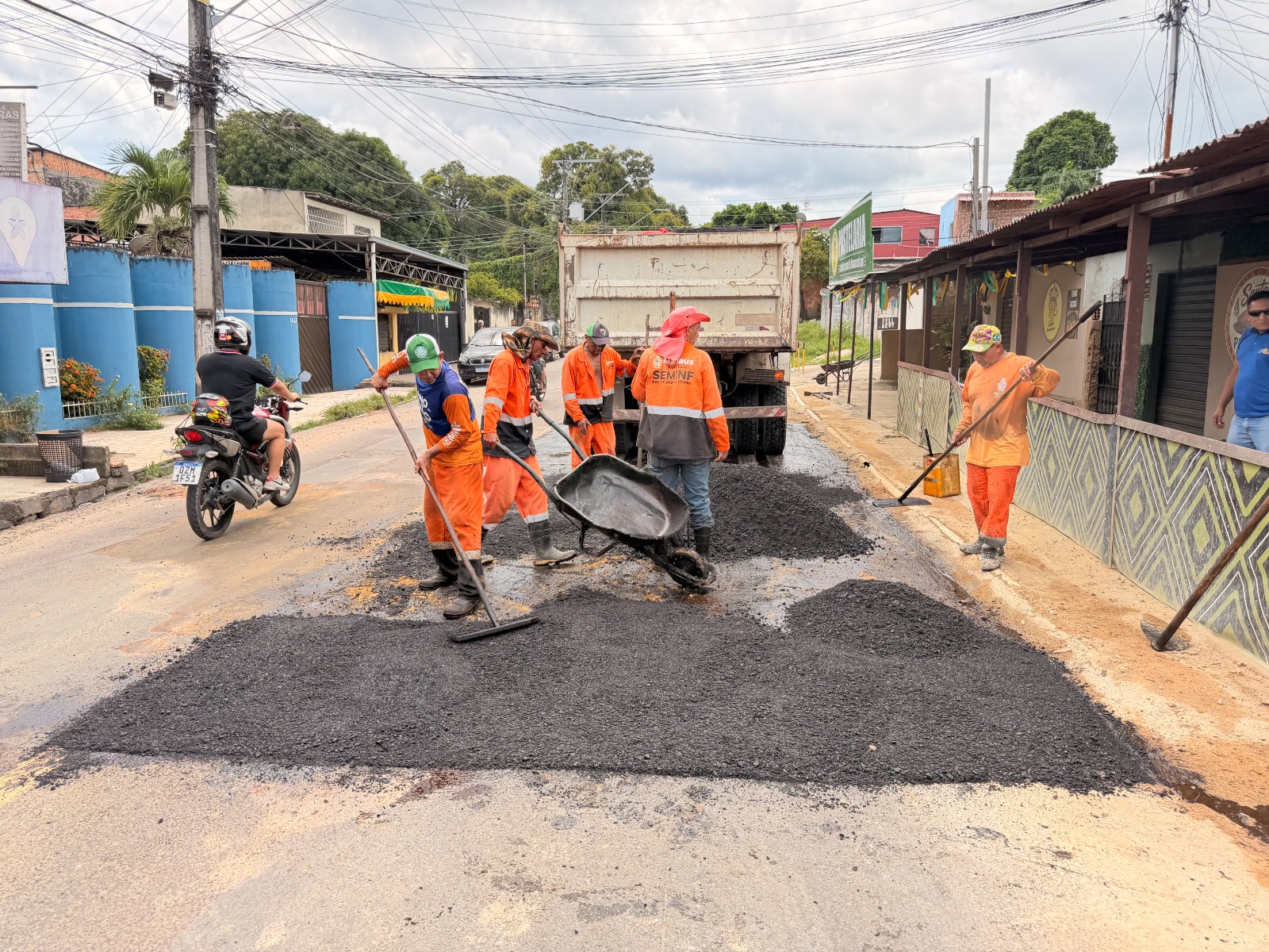 Prefeitura melhora infraestrutura de via do bairro Petrópolis e garante trafegabilidade para a comunidade na zona Sul