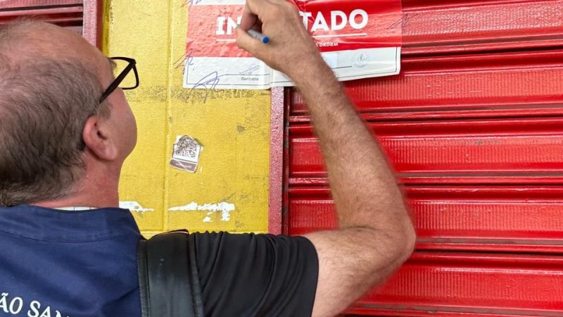 Visa Manaus interdita supermercado na zona Leste por alimentos descongelados e infestação de insetos