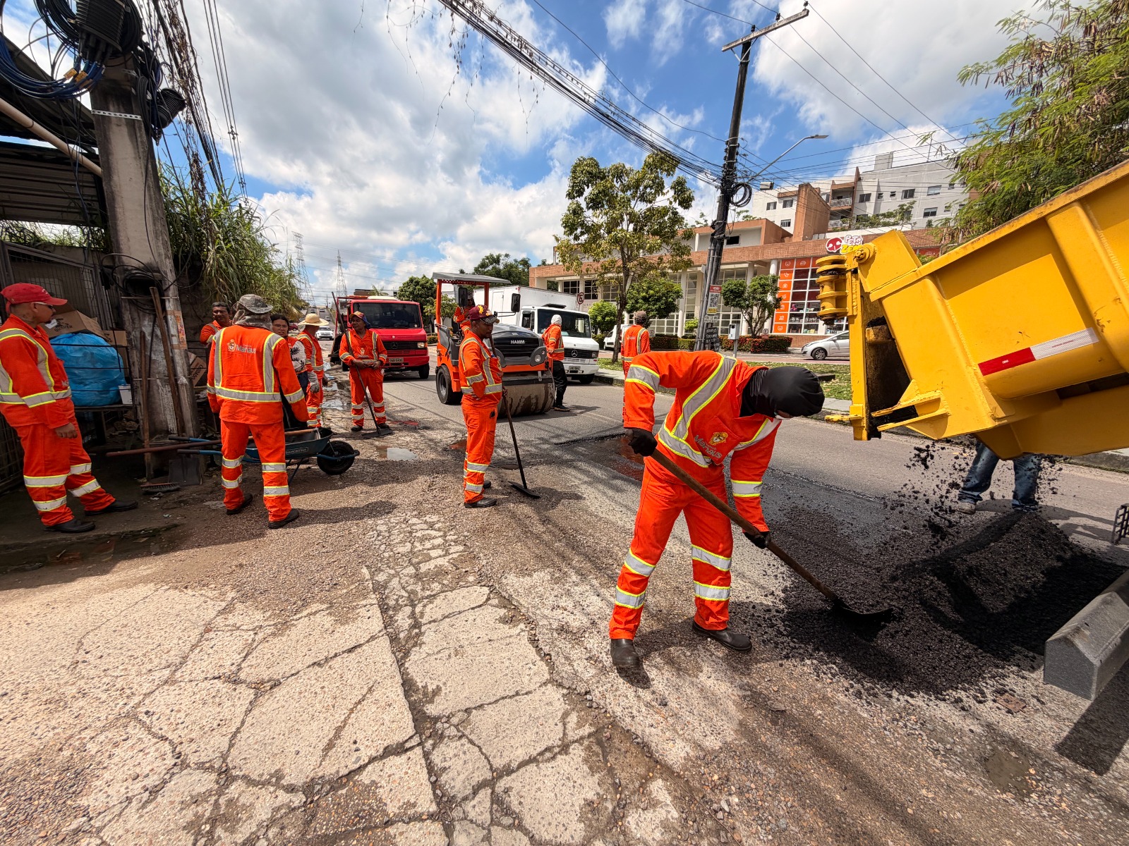 Prefeitura de Manaus avança com manutenção asfáltica em corredor estratégico no bairro Parque 10 de Novembro