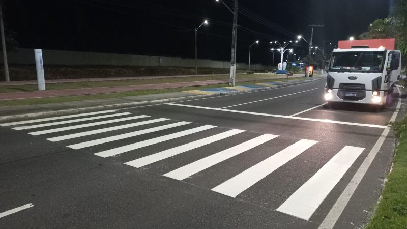 Vias de Manaus recebem nova sinalização da prefeitura para ordenamento do fluxo de veículos