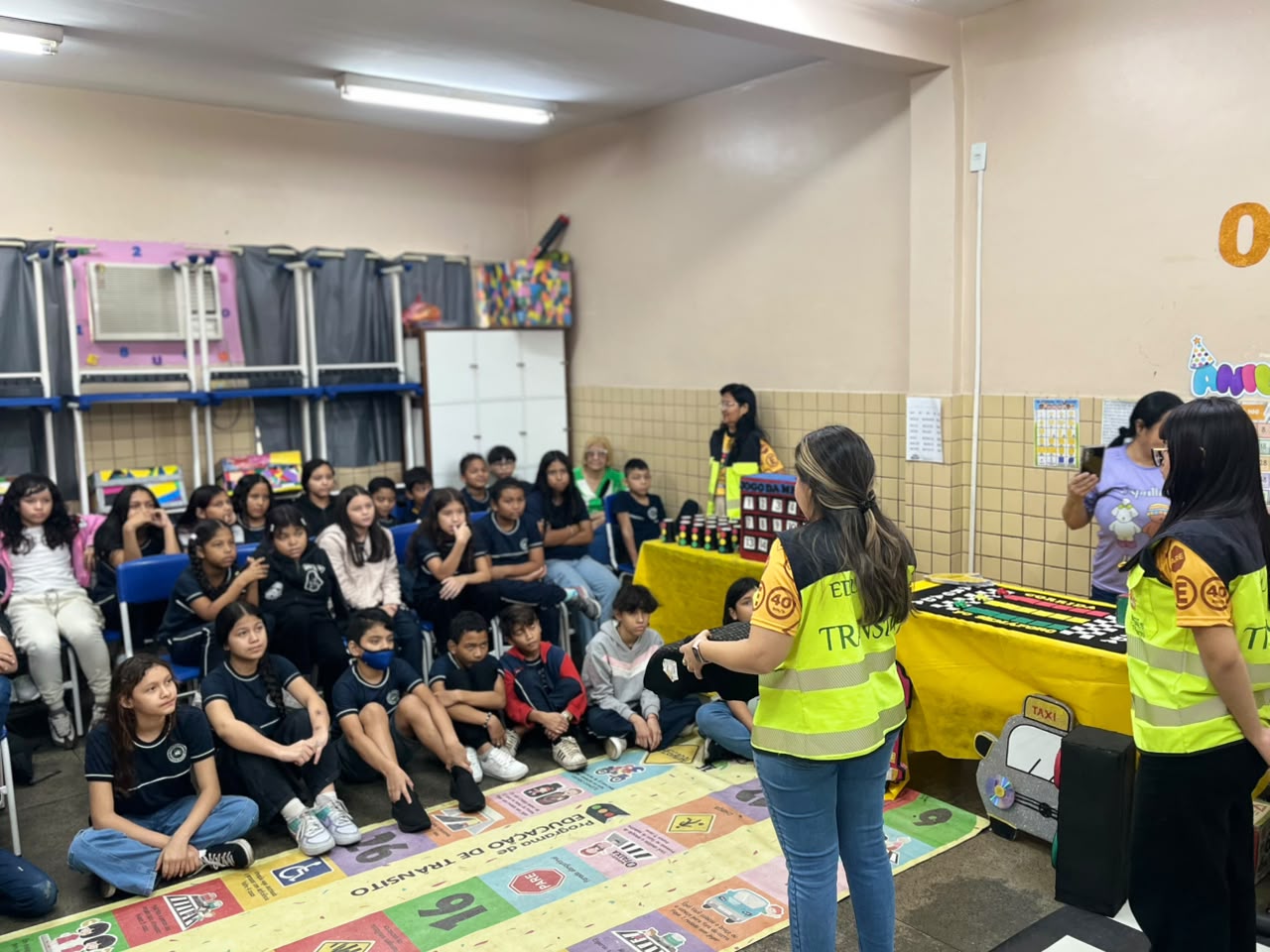 Prefeitura de Manaus leva atividade lúdica de trânsito à escola do bairro Compensa