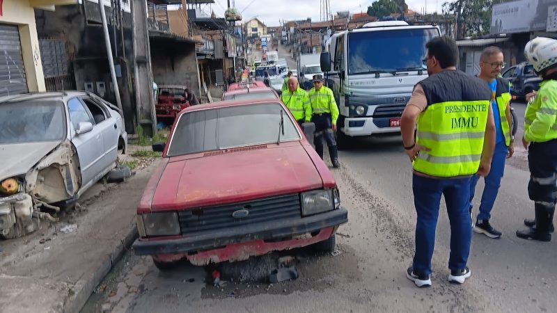 Prefeitura faz operação para liberar calçadas e remove cinco veículos abandonados de vias da zona Norte