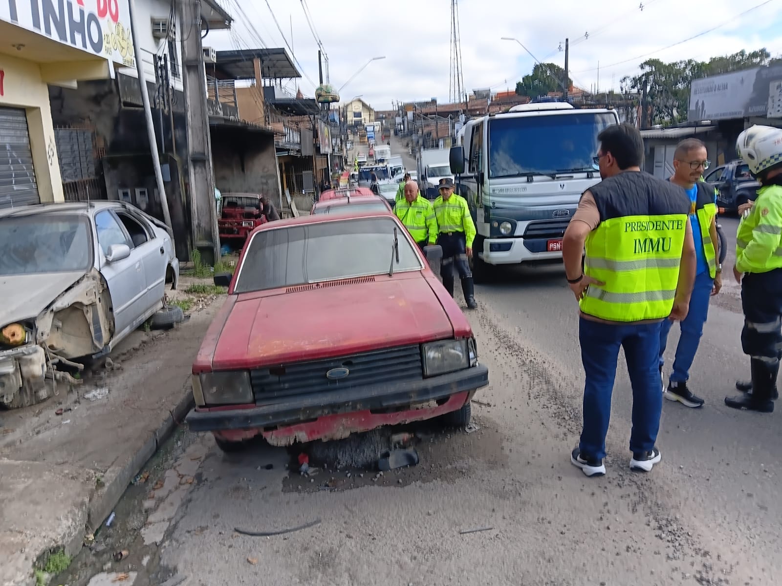 Prefeitura faz operação para liberar calçadas e remove cinco veículos abandonados de vias da zona Norte