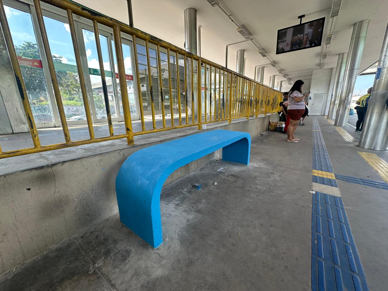 Prefeitura de Manaus revitaliza bancos da Estação Arena e amplia conforto para usuários do transporte coletivo