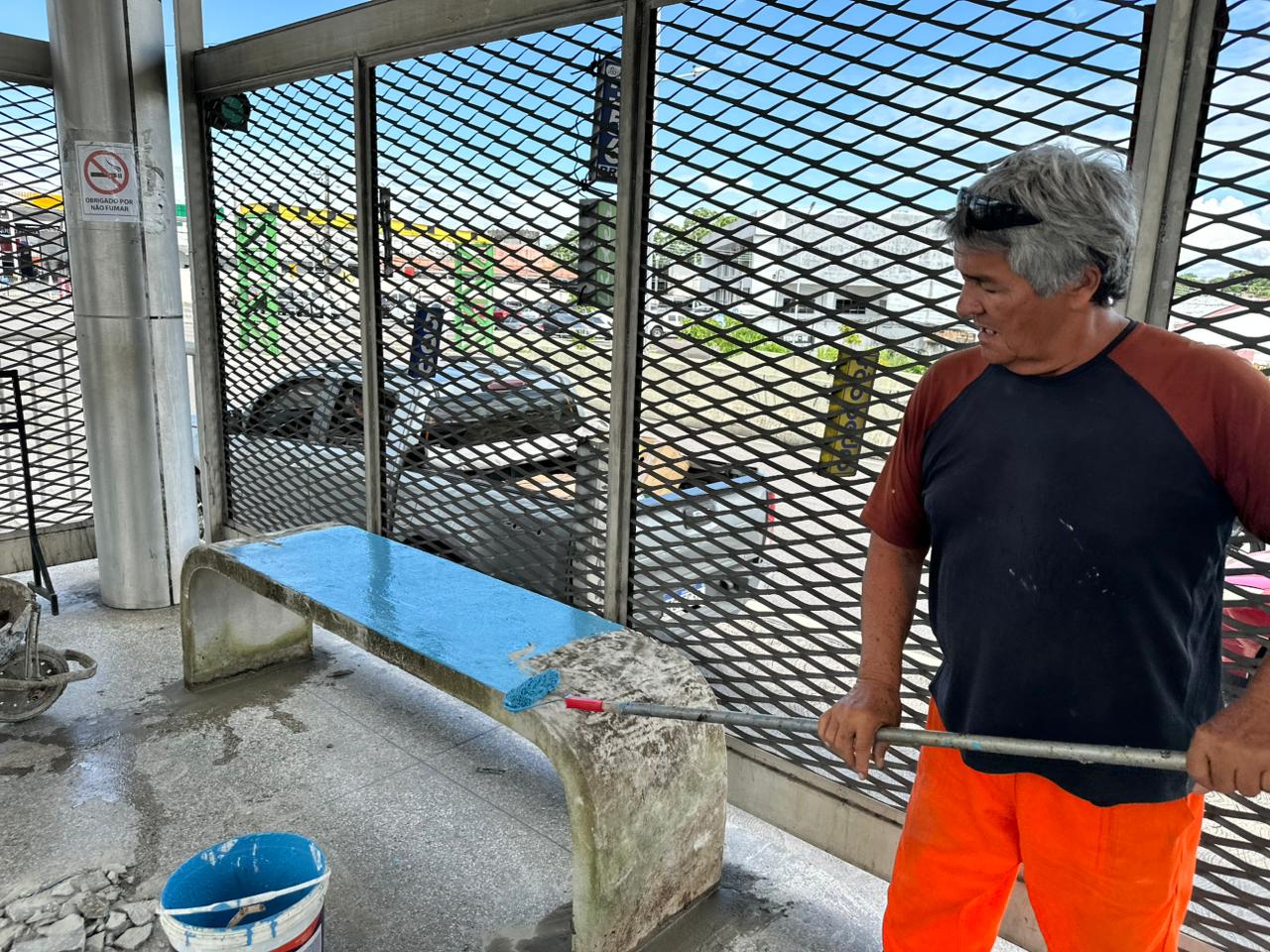 Prefeitura de Manaus instala novos bancos na estação São Jorge e reforça melhorias no sistema de transporte coletivo