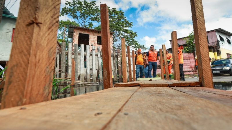Prefeitura de Manaus constrói mais de 600 metros de pontes provisórias e beneficia cerca de 400 famílias durante a cheia de 2026