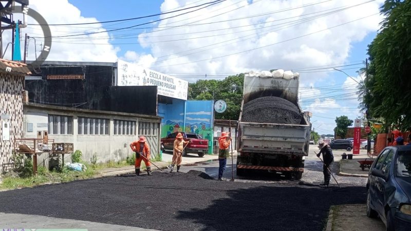 Prefeitura de Manaus reforça mobilidade urbana com recapeamento manual na rua Beija-Flor, no bairro Cidade de Deus