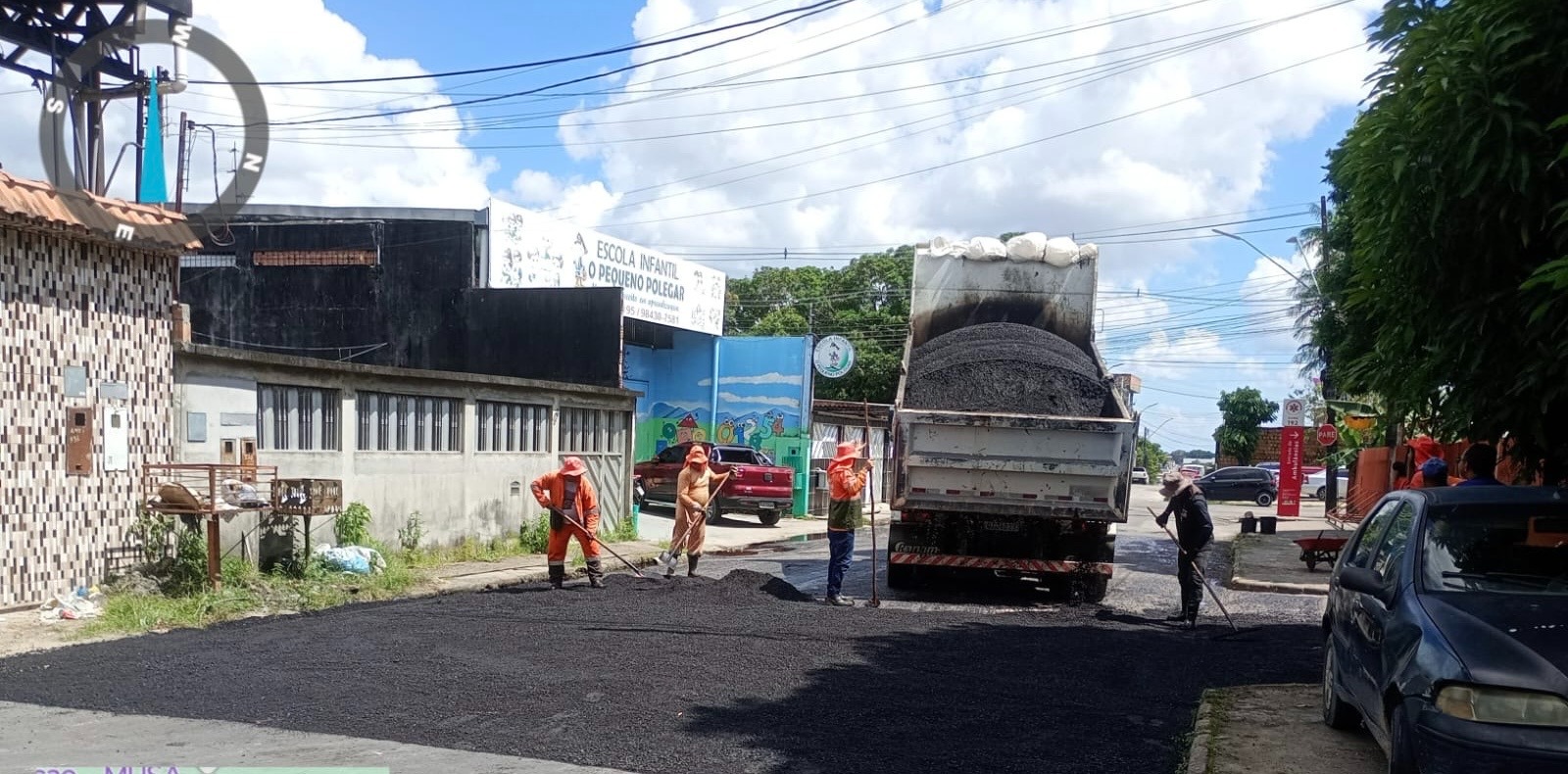 Prefeitura de Manaus reforça mobilidade urbana com recapeamento manual na rua Beija-Flor, no bairro Cidade de Deus