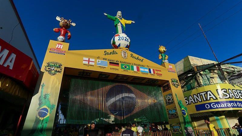 Com apoio da prefeitura, ‘Ruas da Copa’ reúnem torcedores para assistir ao jogo da Seleção Brasileira de Futebol e garantem entretenimento a famílias em Manaus 