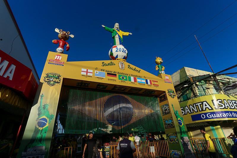 Com apoio da prefeitura, ‘Ruas da Copa’ reúnem torcedores para assistir ao jogo da Seleção Brasileira de Futebol e garantem entretenimento a famílias em Manaus 