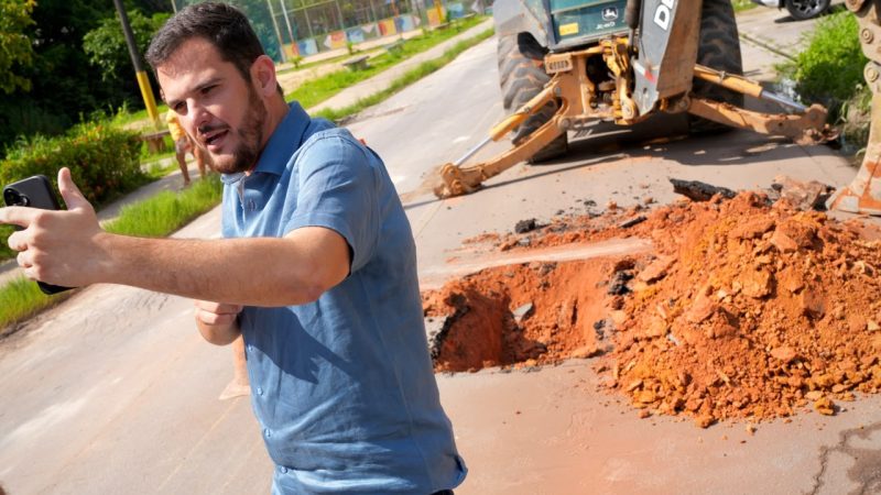 Prefeito Renato Junior flagra obra embargada da Águas de Manaus, faz cobrança ao presidente da concessionária e cobra respeito por Manaus