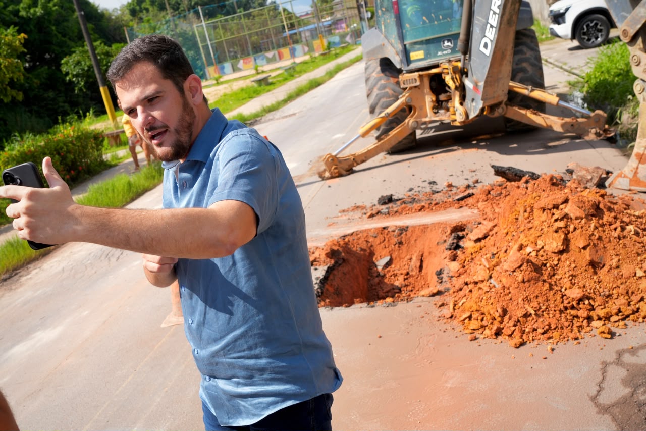 Prefeito Renato Junior flagra obra embargada da Águas de Manaus, faz cobrança ao presidente da concessionária e cobra respeito por Manaus