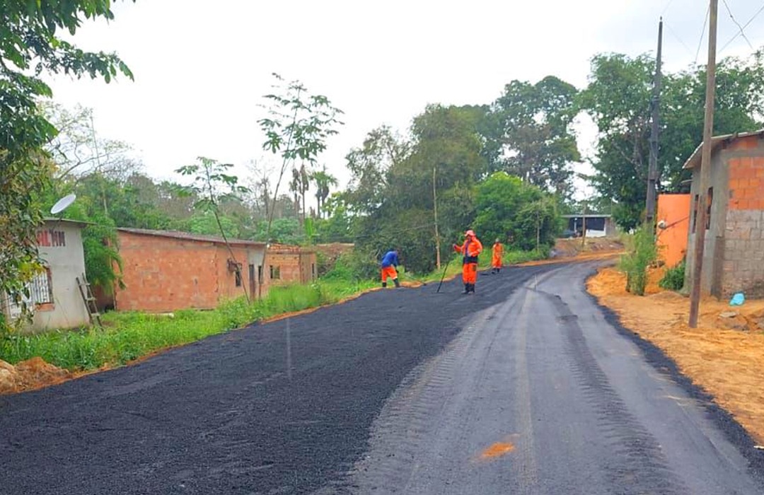 Prefeitura de Manaus trabalha na pavimentação de trecho do ramal do Baiano que era em solo natural