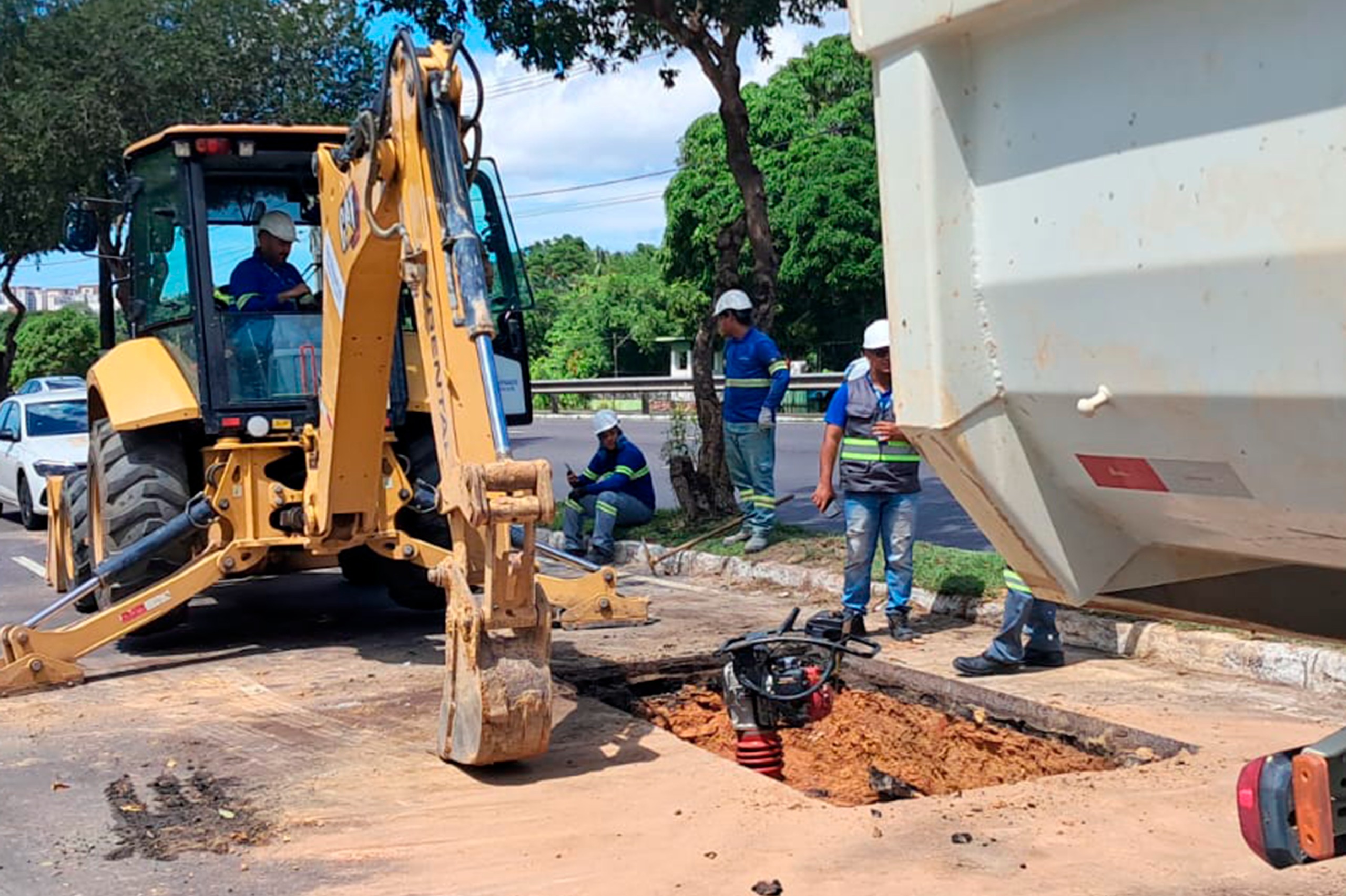 Prefeitura de Manaus multa e embarga Águas de Manaus por intervenção sem comunicação prévia ao Implurb
