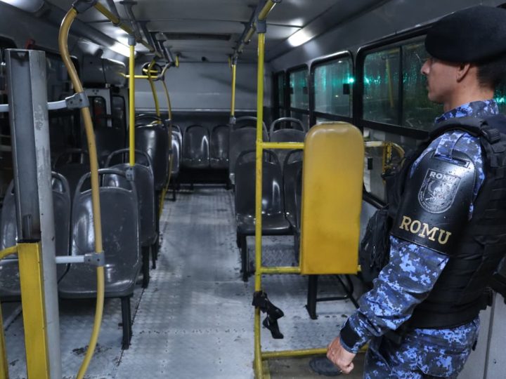 Ronda Ostensiva Municipal realiza prisão em flagrante de indivíduos por assalto a transporte coletivo na zona Norte