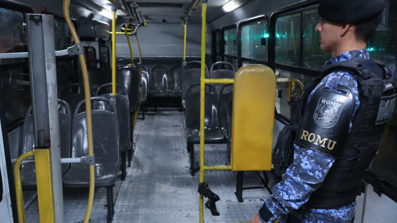 Ronda Ostensiva Municipal realiza prisão em flagrante de indivíduos por assalto a transporte coletivo na zona Norte