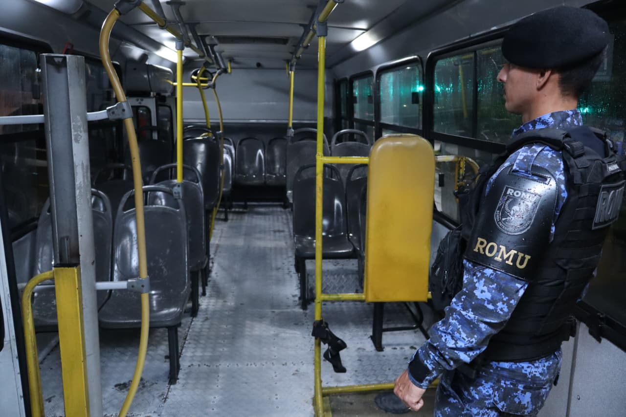 Ronda Ostensiva Municipal realiza prisão em flagrante de indivíduos por assalto a transporte coletivo na zona Norte