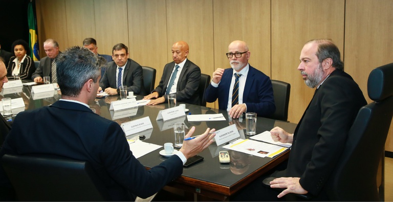 Ministro debate energia nuclear brasileira com agência atômica internacional