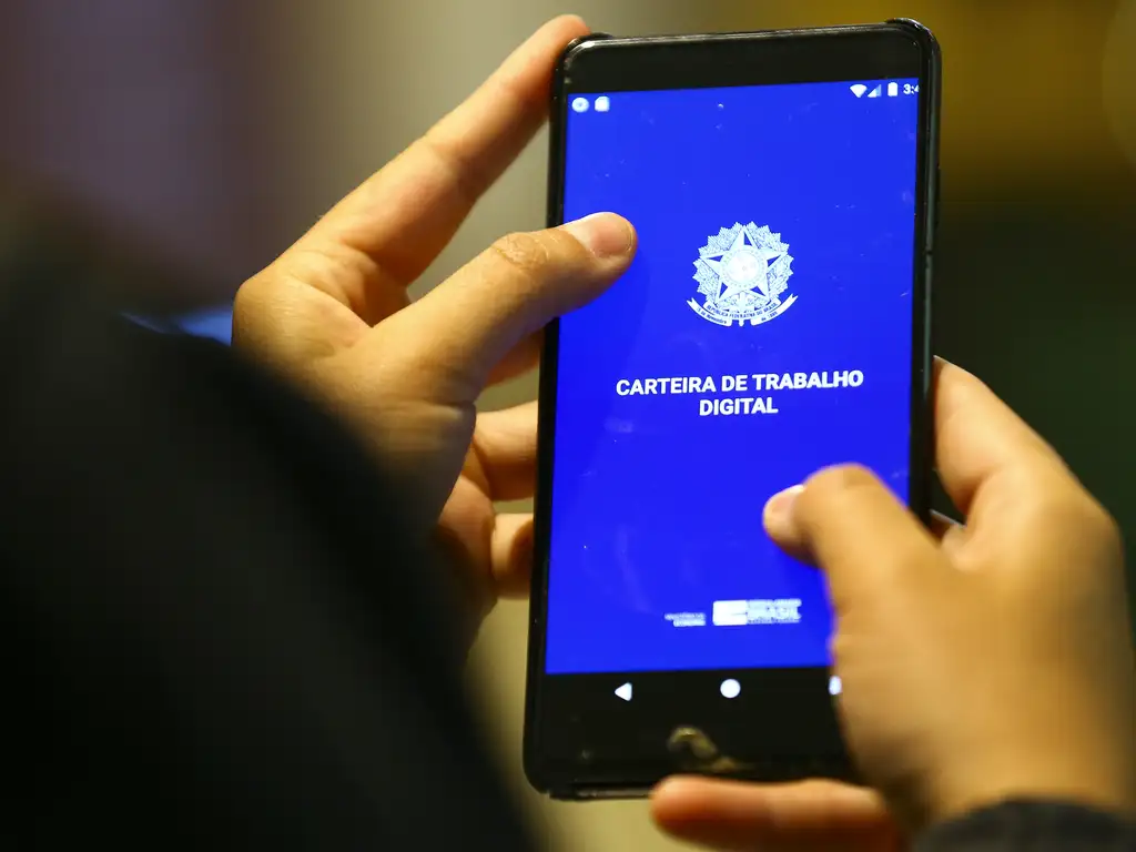 Brasil gera 72,9 mil empregos formais em abril e saldo no ano supera 767 mil novos postos com carteira assinada