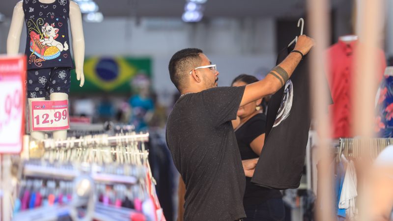 Lojistas e trabalhadores entregam ao Governo proposta para comércio aos feriados