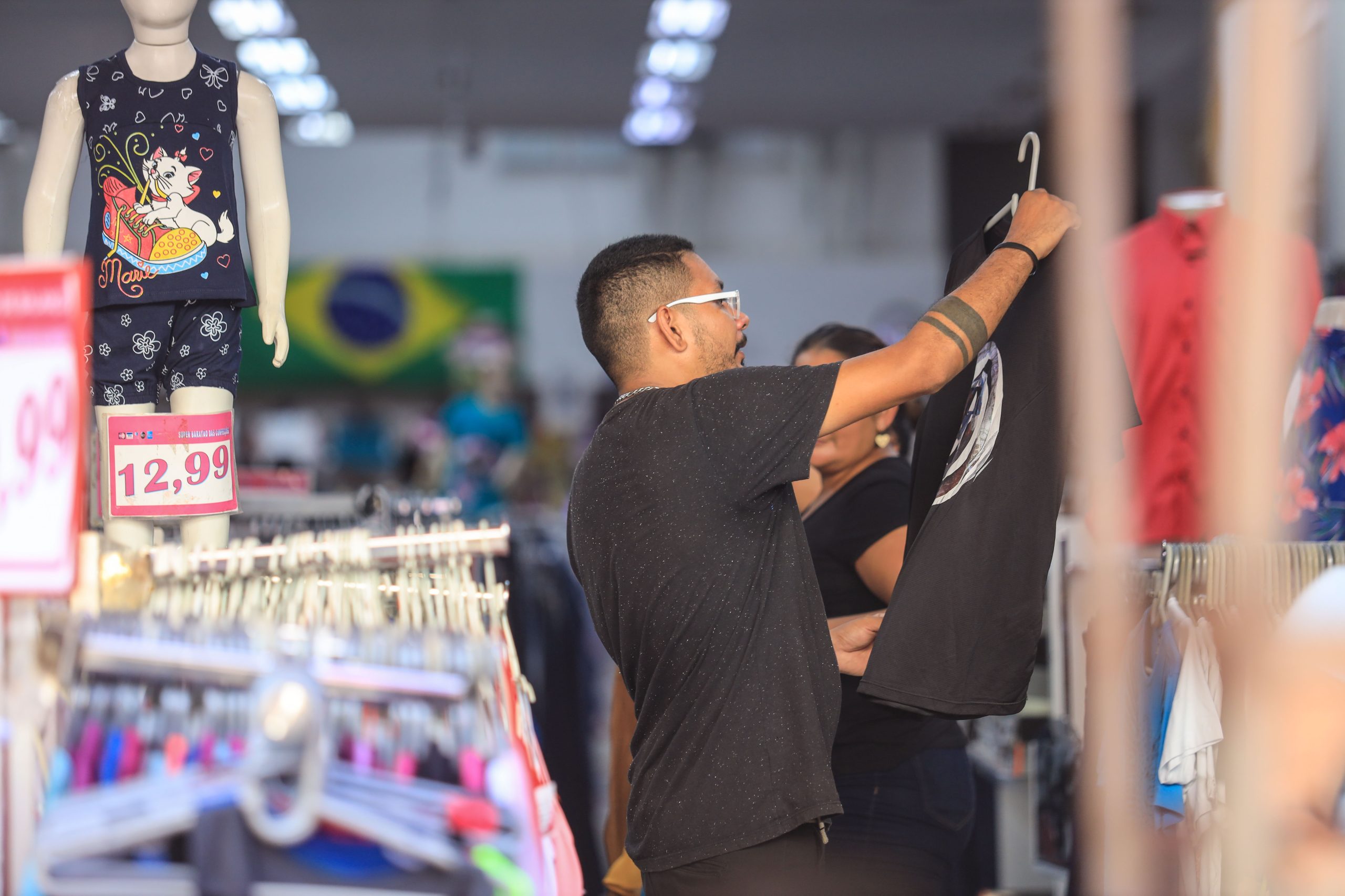 Lojistas e trabalhadores entregam ao Governo proposta para comércio aos feriados