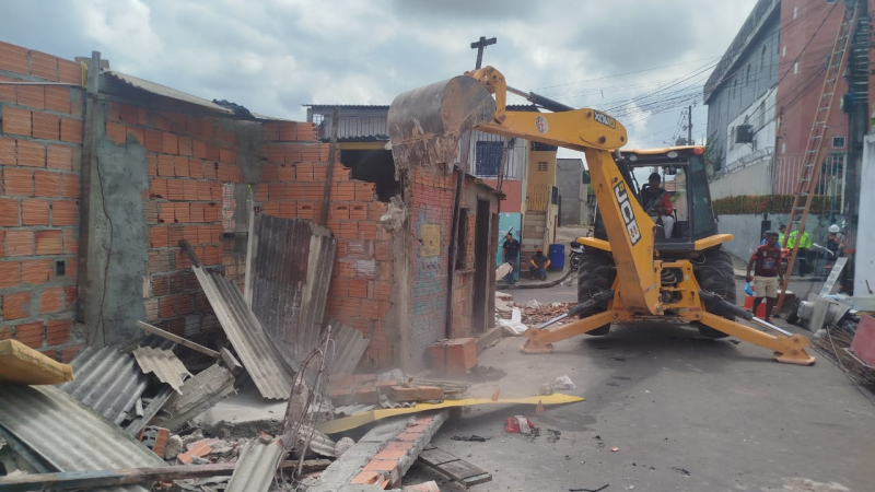Ação integrada da Prefeitura de Manaus faz demolição de boxes construídos em calçada no Jorge Teixeira