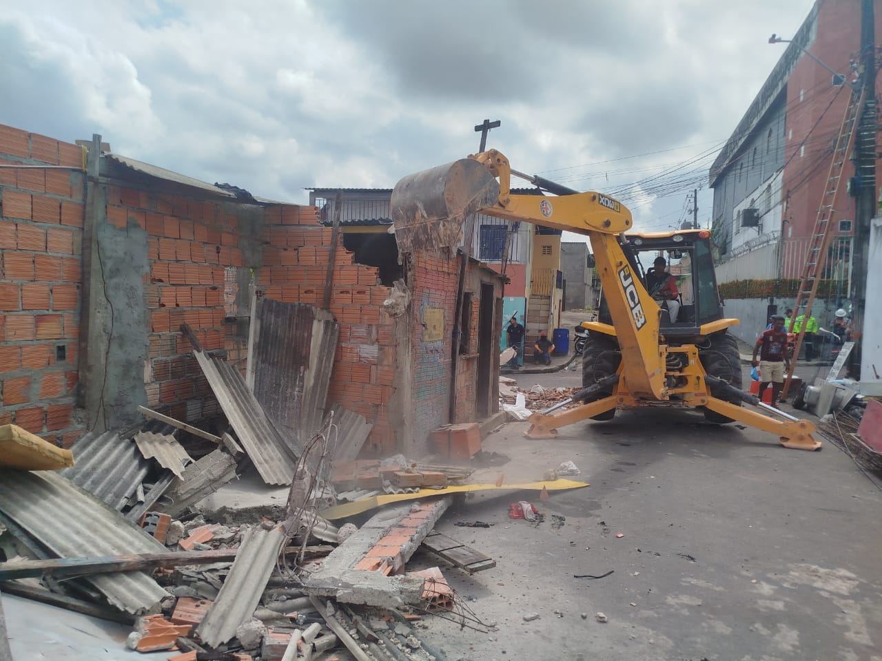 Ação integrada da Prefeitura de Manaus faz demolição de boxes construídos em calçada no Jorge Teixeira