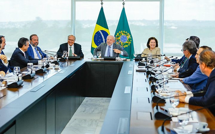 Governo do Brasil avança na discussão para ampliar mistura de etanol na gasolina