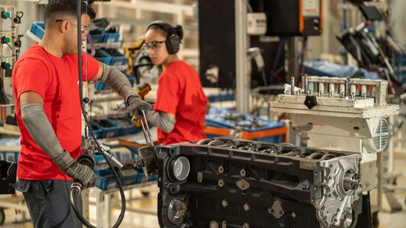 Com destaque da indústria, PIB cresce 0,5% em abril e 1,6% em 12 meses, aponta prévia do BC