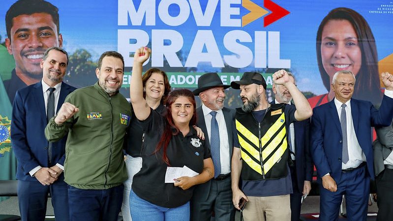 Crédito mais barato e simples ajuda a tirar entregadores por app da invisibilidade, diz Lula