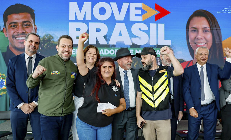 Crédito mais barato e simples ajuda a tirar entregadores por app da invisibilidade, diz Lula