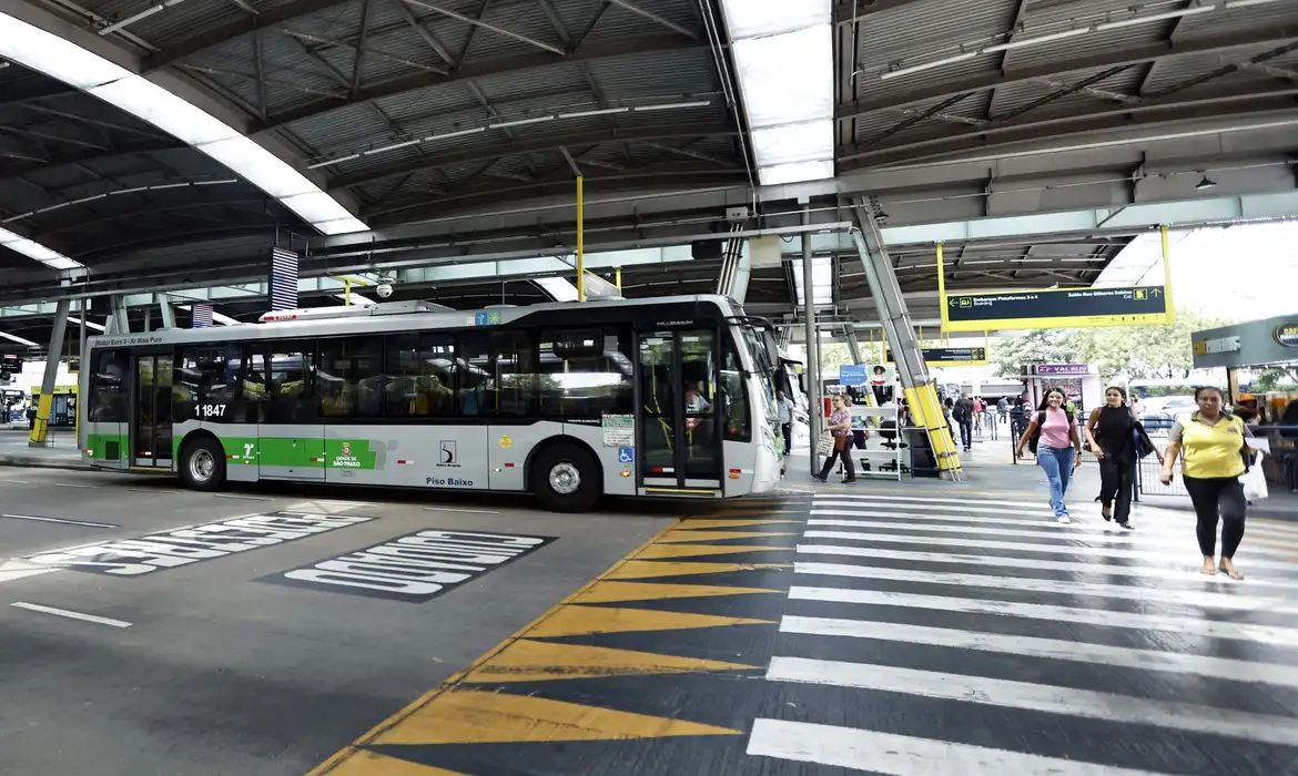 Lula sanciona novo marco legal do transporte público coletivo urbano. Confira o que muda