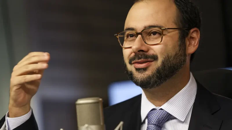 Fim da escala 6×1 e redução da jornada de trabalho são temas da entrevista na Voz do Brasil