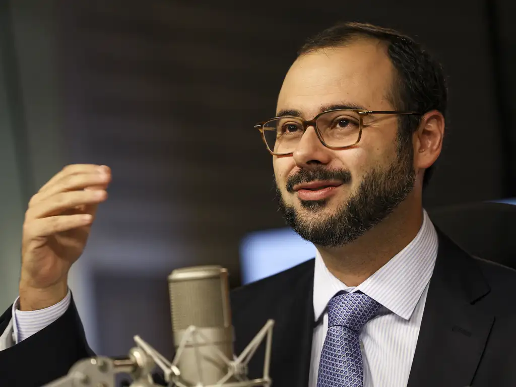 Fim da escala 6×1 e redução da jornada de trabalho são temas da entrevista na Voz do Brasil