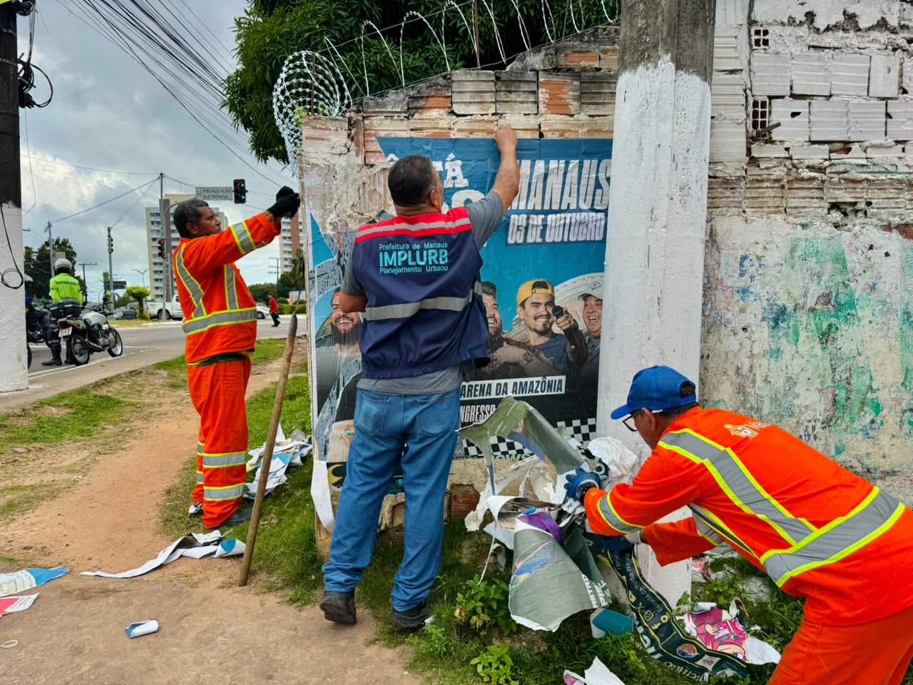 Prefeitura de Manaus realiza nova ação para remover faixas, banners e lambe-lambes instalados em locais proibidos da capital