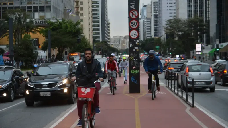 O que é o PlanMob-Brasil e como ele pretende transformar a mobilidade urbana