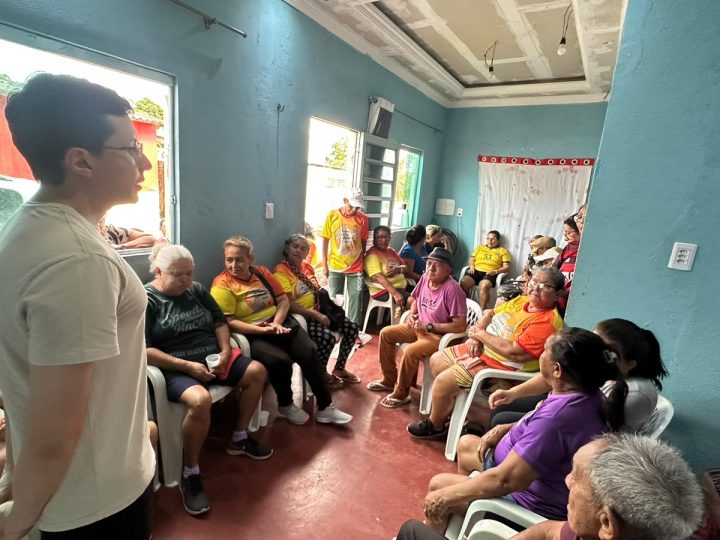 Prefeitura de Manaus leva orientações sobre segurança digital e prevenção a golpes para pessoas idosas da zona Norte
