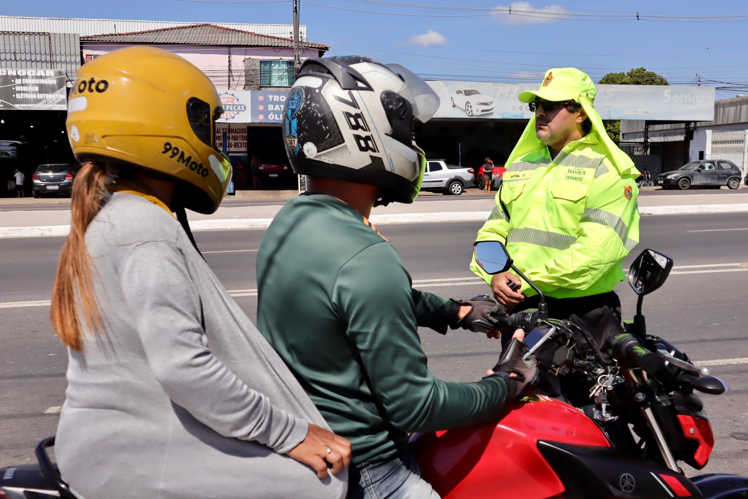 Prefeitura realiza fiscalização na zona Leste de Manaus com a abordagem de 56 veículos e apreensão de duas motos sem placas