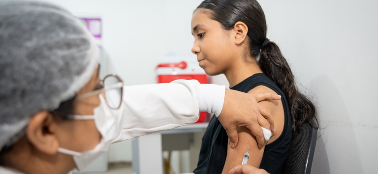 Jovens de 15 a 19 anos podem se vacinar contra o HPV até dezembro