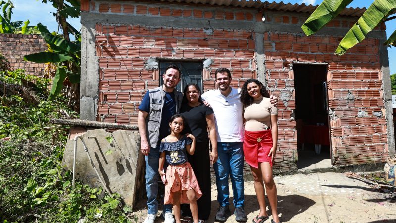 Prefeito Renato Junior leva ‘Casa Manauara’ ao Jorge Teixeira e realiza sonho da casa digna da costureira Kelly Gomes Boneterre