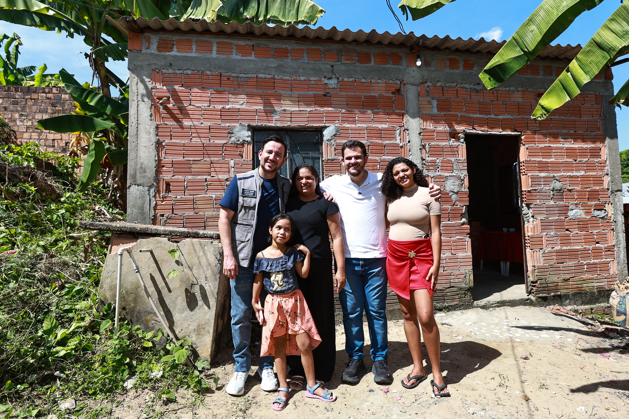 Prefeito Renato Junior leva ‘Casa Manauara’ ao Jorge Teixeira e realiza sonho da casa digna da costureira Kelly Gomes Boneterre