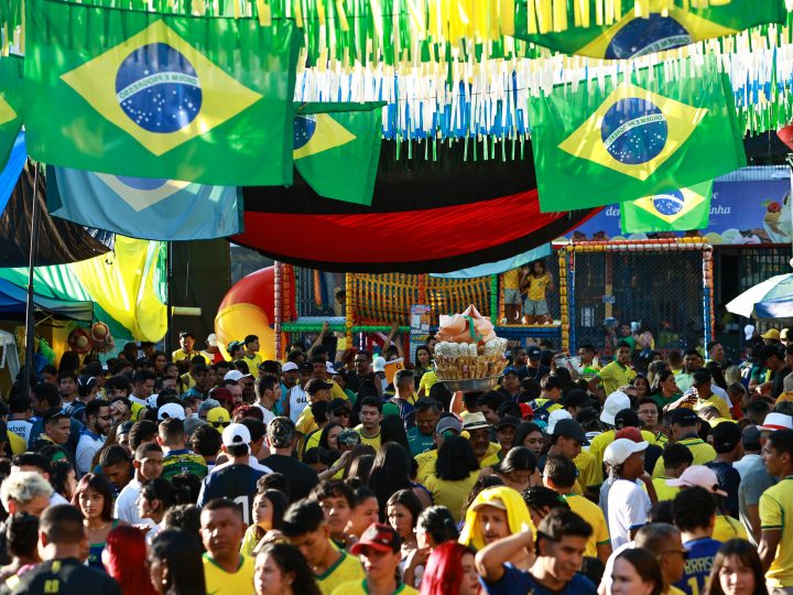 Prefeitura garante estrutura para transmissão de jogo nas ‘Ruas da Copa’ e reúne famílias durante partida que marcou a despedida do Brasil do Mundial