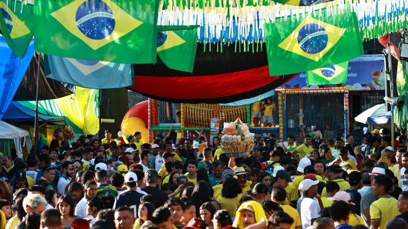 Prefeitura garante estrutura para transmissão de jogo nas ‘Ruas da Copa’ e reúne famílias durante partida que marcou a despedida do Brasil do Mundial