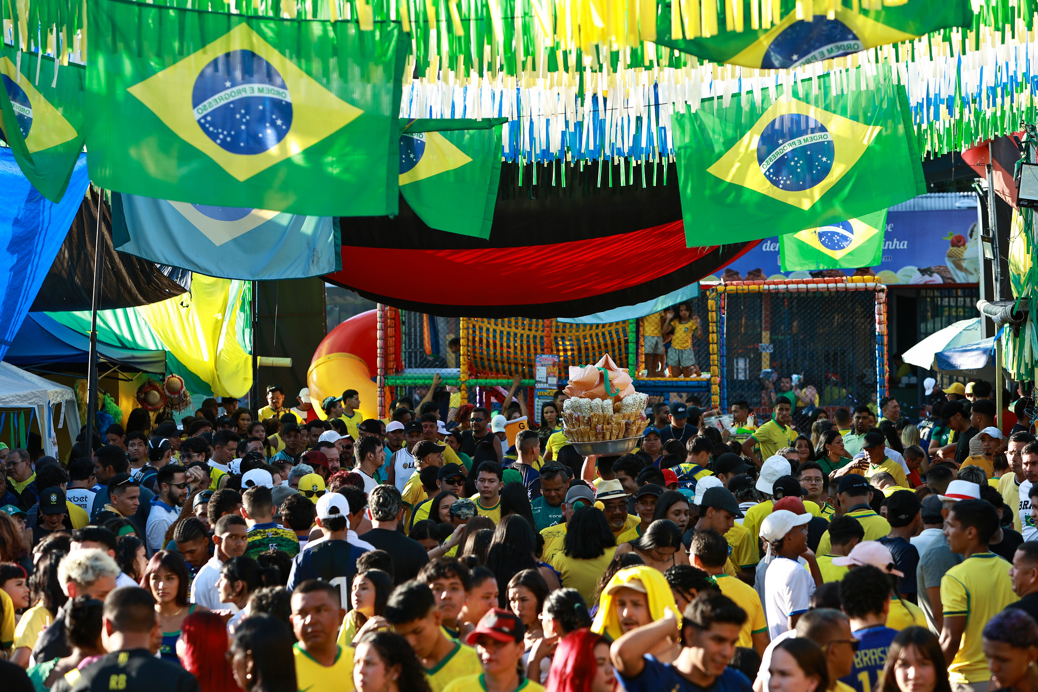 Prefeitura garante estrutura para transmissão de jogo nas ‘Ruas da Copa’ e reúne famílias durante partida que marcou a despedida do Brasil do Mundial