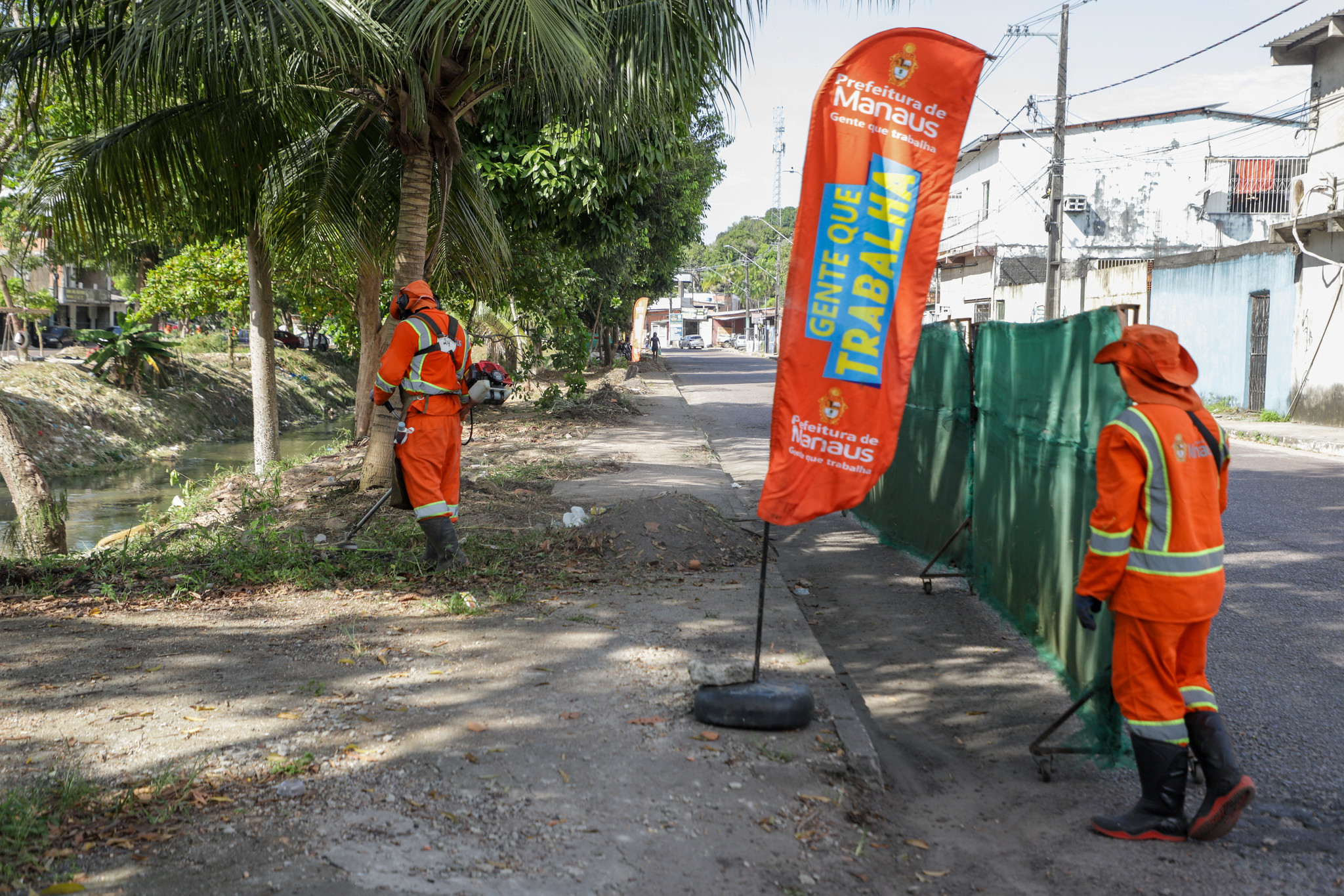Prefeitura de Manaus intensifica ações de conservação e manutenção nas margens do igarapé do Passarinho