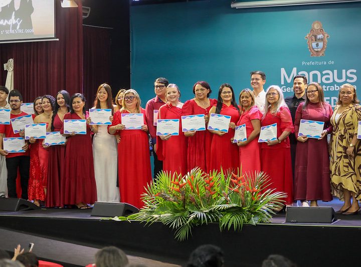 Prefeitura de Manaus forma 63 alunos em idiomas e Libras pelo Programa Ampliando Horizontes da Semed