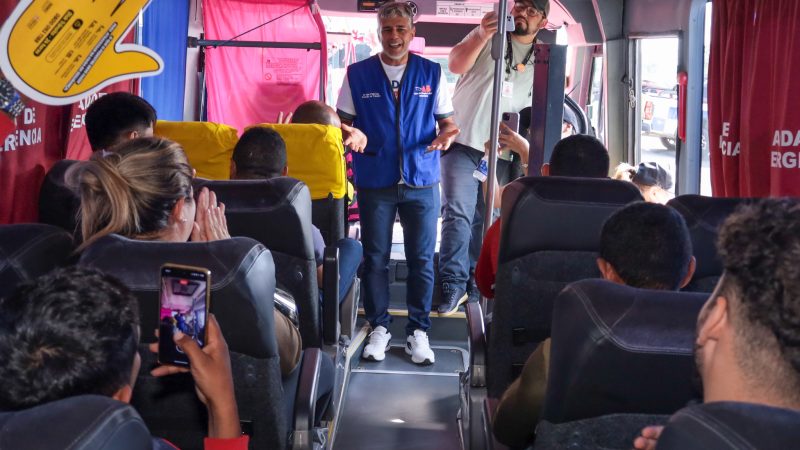Ação educativa da prefeitura aborda mais de 200 motociclistas e distribui brindes a ‘bons condutores’