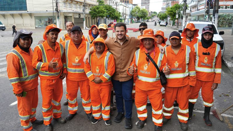 Prefeito Renato Junior inicia semana dos 100 dias acompanhando trabalho dos garis da Semulsp no centro de Manaus