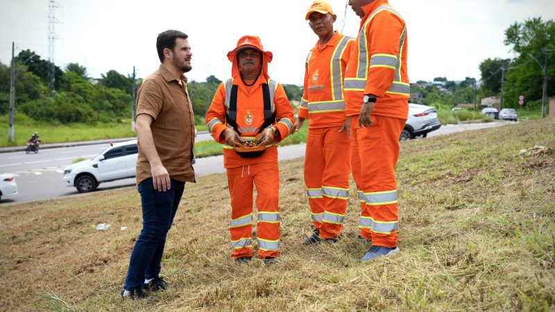 Prefeito Renato Junior vistoria serviços de limpeza com nova tecnologia na zona Norte e afirma que robôs de roçagem ampliam produtividade sem substituir garis na limpeza urbana