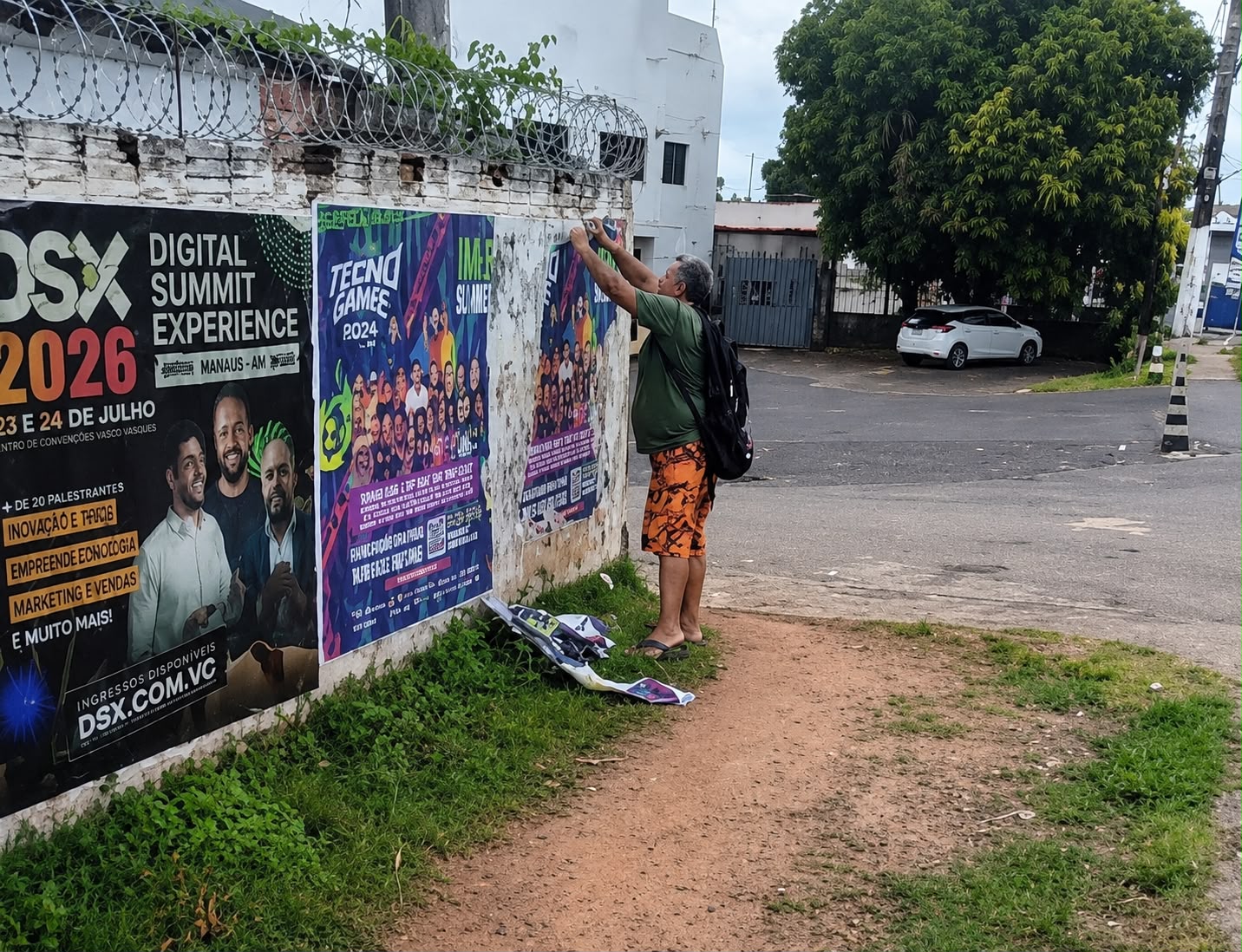 Prefeitura realiza fiscalização e autua responsável por publicidade irregular com lambe-lambe na zona Oeste de Manaus